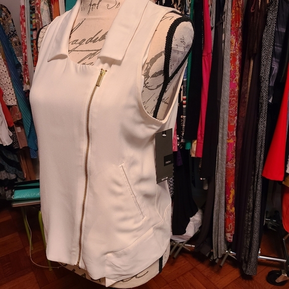 Stunning sleeveless vest type top - Picture 2 of 5